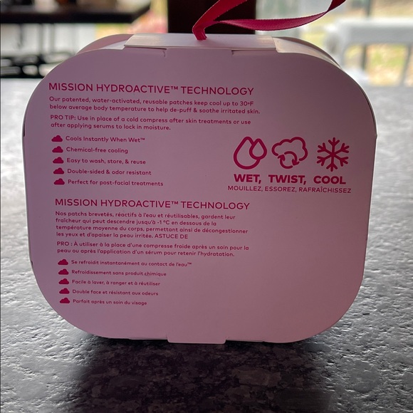 Makeup Eraser Cooling Clouds Face Patches washable, reusable cools with water - Picture 9 of 9